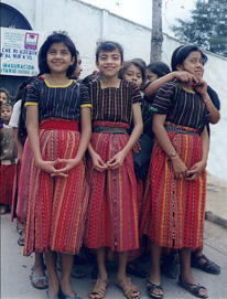 Jóvenes participan durante la inauguración del Museo de Rabinal, Guatemala, 1999.