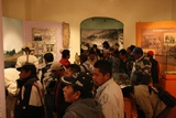 Participantes al encuentro visitando el museo comunitario.